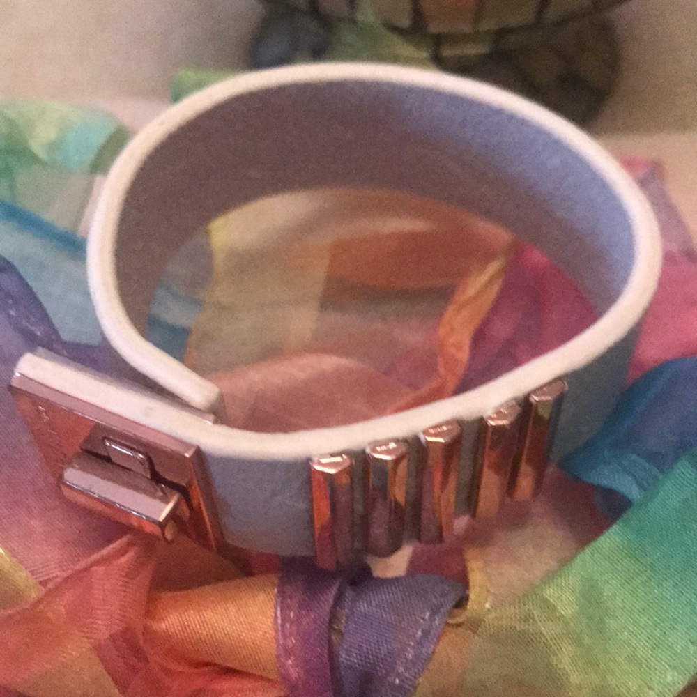 BCBG Rose Gold & White Leather Bracelet. - Picture 6 of 11